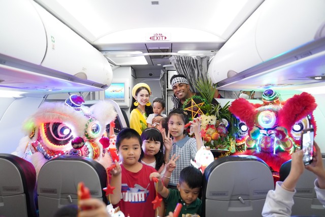 Chị Hằng Huỳnh Nguyễn Mai Phương bất ngờ vui Tết Trung thu trên chuyến bay Vietjet - Ảnh 9.