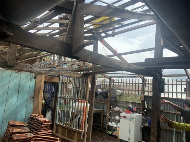 Hàng nghìn căn nhà ở Nam Bộ hư hại do dông lốc - Ảnh 1.