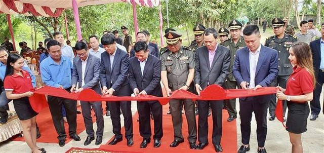 Khánh thành Nhà tưởng niệm liệt sĩ quân tình nguyện Việt Nam tại Campuchia - Ảnh 1.