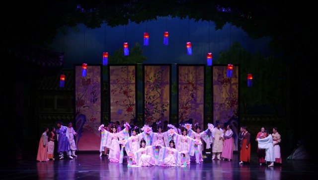 Hơn 100 nghệ sĩ, thần tượng Kpop biểu diễn tại phố đi bộ Trịnh Công Sơn - Ảnh 1.