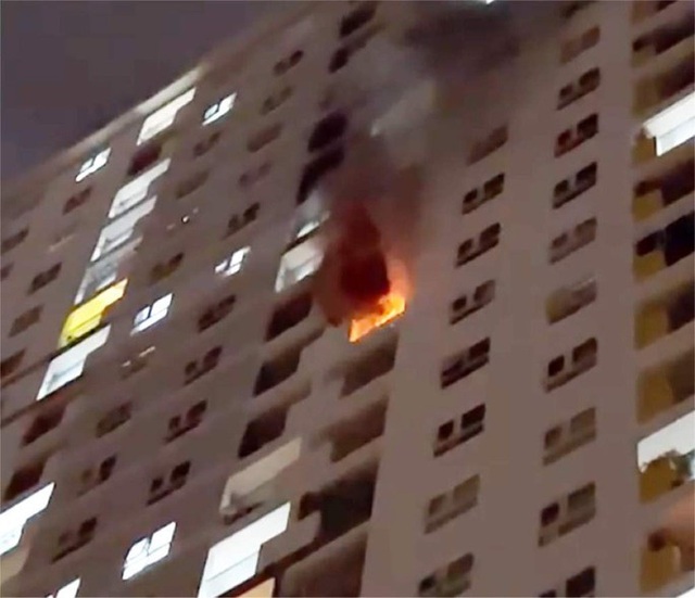 TP Hồ Chí Minh: Cháy căn hộ chung cư, người dân tháo chạy trong đêm - Ảnh 1.