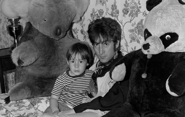 Con trai John Lennon đổi tên vì không muốn chịu ảnh hưởng của bố - Ảnh 1.