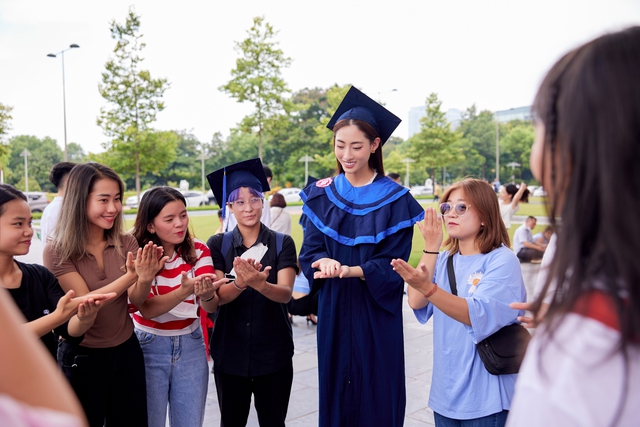 Hoa hậu Lương Thuỳ Linh rạng rỡ nhận bằng tốt nghiệp xuất sắc - Ảnh 3.