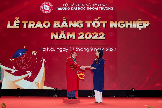 Hoa hậu Lương Thuỳ Linh rạng rỡ nhận bằng tốt nghiệp xuất sắc - Ảnh 1.