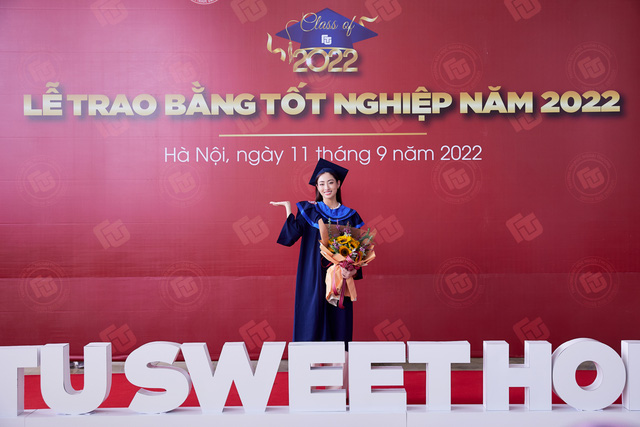 Hoa hậu Lương Thuỳ Linh rạng rỡ nhận bằng tốt nghiệp xuất sắc - Ảnh 2.