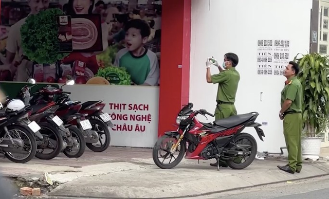 Truy bắt kẻ cướp tiền tại cửa hàng tiện lợi ở TP Hồ Chí Minh - Ảnh 2.