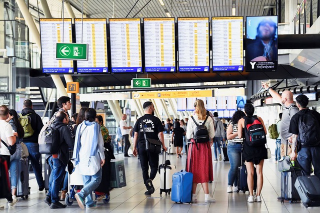 Hà Lan: Sân bay Schiphol yêu cầu các hãng hàng không hủy chuyến do thiếu nhân viên - Ảnh 1.
