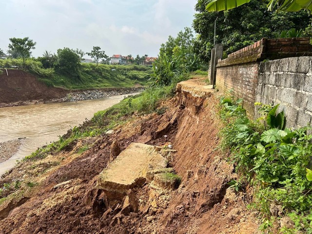 Sạt lở đất nghiêm trọng ở Phú Thọ do mưa lớn kéo dài - Ảnh 2.