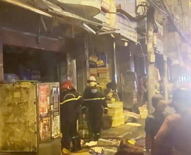 TP Hồ Chí Minh: Người dân náo loạn vì cháy cửa hàng nước giải khát - Ảnh 2.