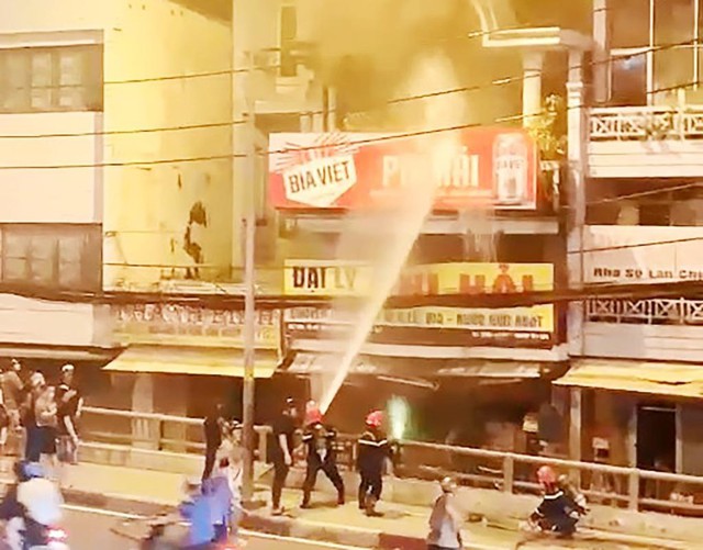 TP Hồ Chí Minh: Người dân náo loạn vì cháy cửa hàng nước giải khát - Ảnh 1.