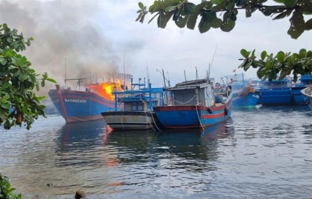 Cháy tàu cá tại Âu thuyền Thọ Quang, Đà Nẵng - Ảnh 1.