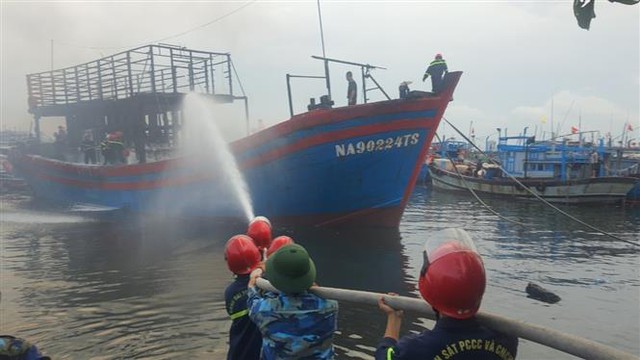 Cháy tàu cá tại Âu thuyền Thọ Quang, Đà Nẵng - Ảnh 2.