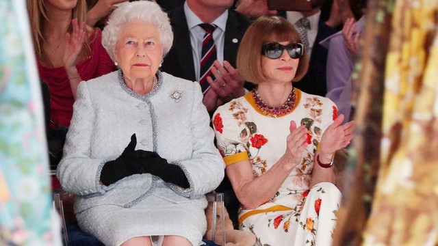 Tuần lễ thời trang London tôn vinh Nữ hoàng - biểu tượng phong cách toàn cầu không ngại màu sắc - Ảnh 3.