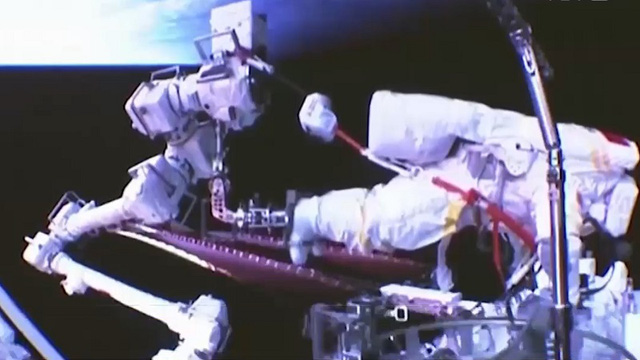 Hai phi hành gia Trung Quốc đi bộ ngoài không gian - Ảnh 1.