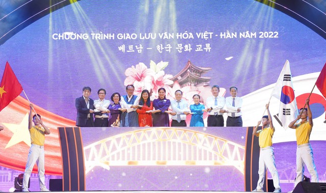 Hơn 100 nghệ sĩ, thần tượng Kpop ‘khuấy động’ phố đi bộ Trịnh Công Sơn - Ảnh 2.