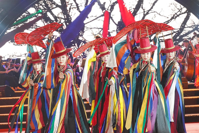 Hơn 100 nghệ sĩ, thần tượng Kpop ‘khuấy động’ phố đi bộ Trịnh Công Sơn - Ảnh 4.