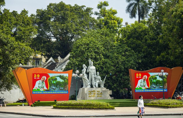 Hà Nội: Các địa điểm công cộng thu hút người dân dịp Quốc khánh 2/9 - Ảnh 1.