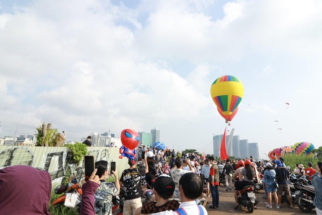 TP Hồ Chí Minh thả khinh khí cầu kéo đại kỳ mừng lễ Quốc khánh - Ảnh 2.
