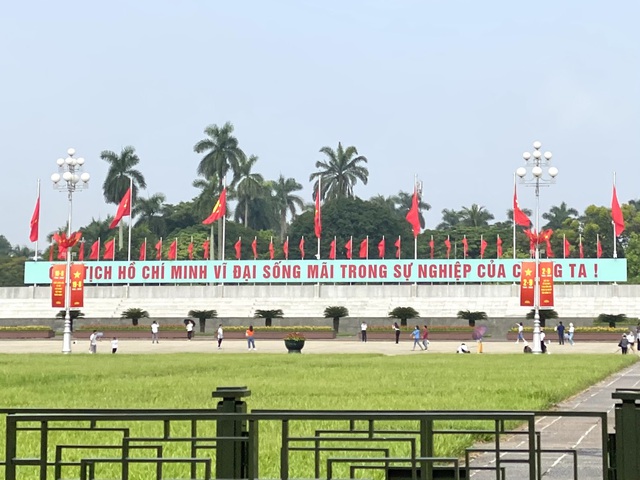 Phố phường Hà Nội rực rỡ cờ hoa chào đón Tết độc lập - Ảnh 1.