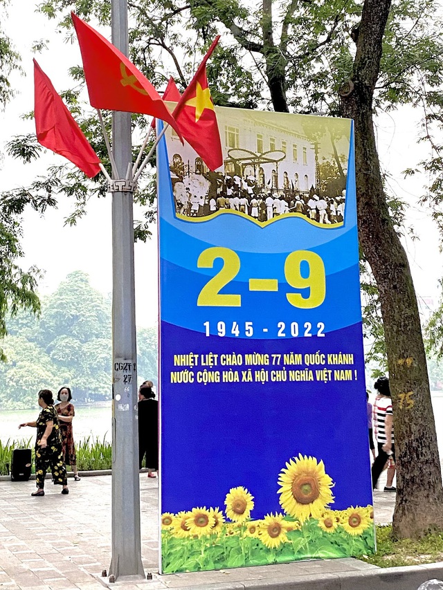 Phố phường Hà Nội rực rỡ cờ hoa chào đón Tết độc lập - Ảnh 10.