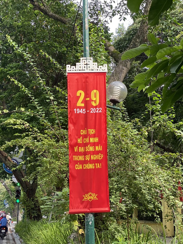 Phố phường Hà Nội rực rỡ cờ hoa chào đón Tết độc lập - Ảnh 5.