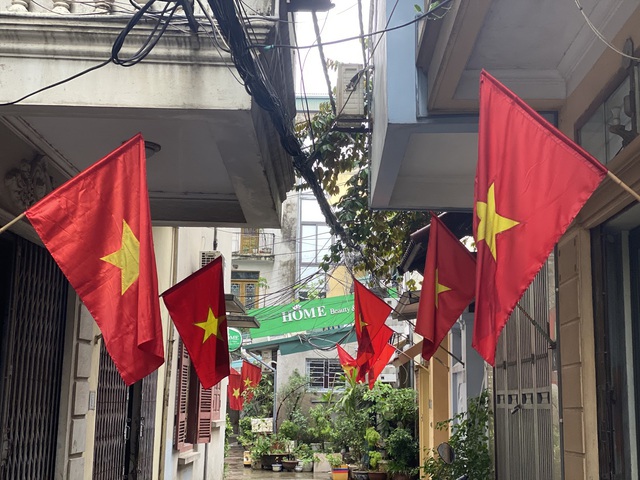 Phố phường Hà Nội rực rỡ cờ hoa chào đón Tết độc lập - Ảnh 7.