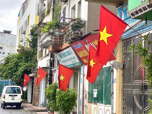 Phố phường Hà Nội rực rỡ cờ hoa chào đón Tết độc lập - Ảnh 8.