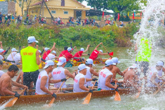 Đua thuyền truyền thống là một nét văn hóa đặc trưng của Việt Nam với sự góp mặt của đông đảo người dân. Năm 2024 sẽ có nhiều giải đua mới, với các thuyền viên được trang bị trang phục an toàn, chống trơn trượt. Hãy cùng đến xem những chiếc thuyền đua tung hoành trên dòng sông, cảm nhận hơi thở đất trời Việt Nam.