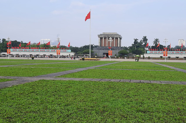 Đông đảo đồng bào cả nước vào Lăng viếng Chủ tịch Hồ Chí Minh - Ảnh 1.