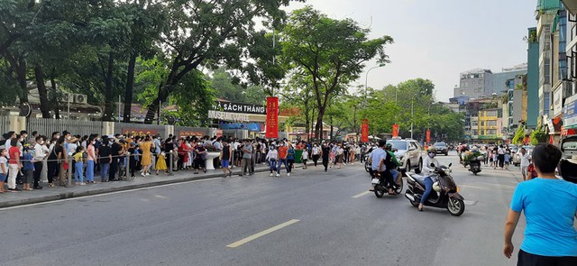 Đông đảo đồng bào cả nước vào Lăng viếng Chủ tịch Hồ Chí Minh - Ảnh 2.