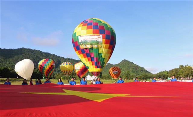 Chen chân trải nghiệm bay khinh khí cầu tại An Giang - Ảnh 3.