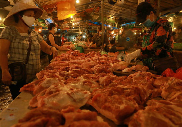 Giá thịt lợn tại chợ “hạ nhiệt” - Ảnh 1.