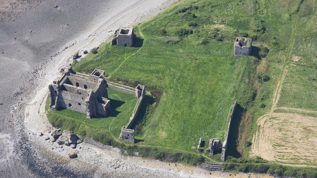 Lâu đài Tintagel của vua Arthur có nguy cơ đổ  xuống biển do biến đổi khí hậu - Ảnh 2.