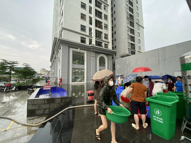 Chung cư ở Hà Nội mất nước, người dân xếp hàng chờ lấy nước sạch - Ảnh 1.