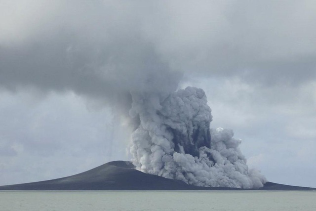 Đảo “nhí” xuất hiện ở Thái Bình Dương sau khi núi lửa dưới biển phun trào - Ảnh 1.