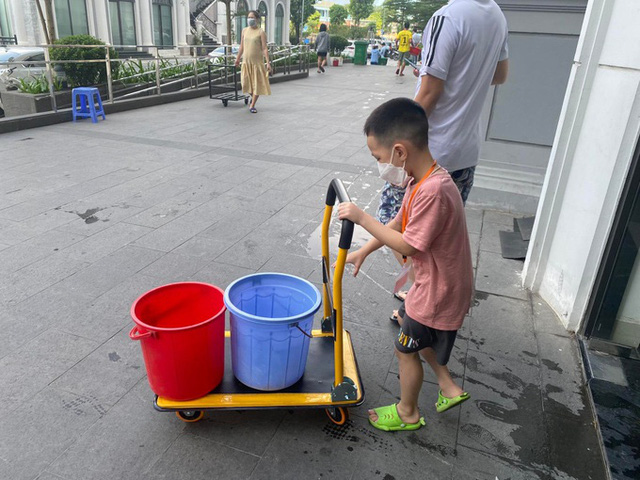 Chung cư ở Hà Nội mất nước, người dân xếp hàng chờ lấy nước sạch - Ảnh 3.