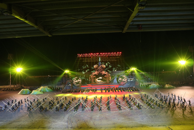 Hơn 3.000 người tập luyện ngày đêm cho Lễ vinh danh di sản thế giới Xòe Thái - Ảnh 4.
