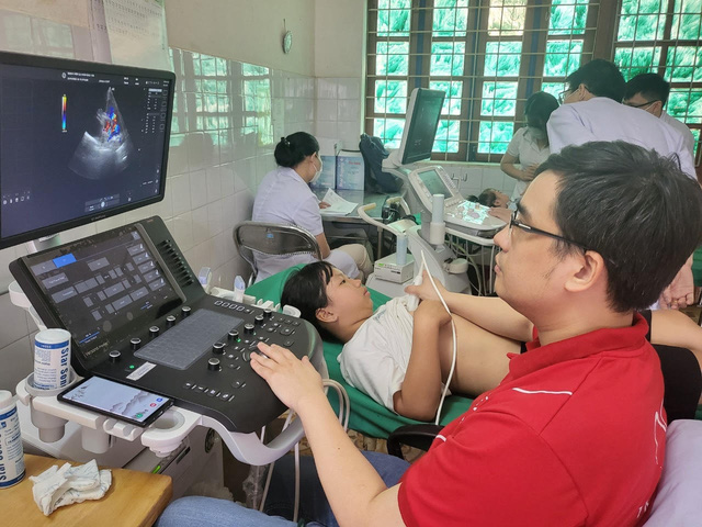 1000 trẻ em được khám sàng lọc bệnh tim bẩm sinh tại Lào Cai - Ảnh 1.