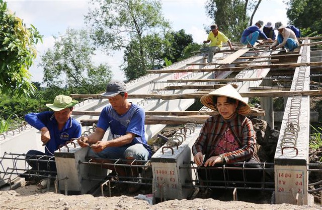 Những cụ bà ngoài 60 vẫn miệt mài xây cầu, làm đường từ thiện - Ảnh 1.