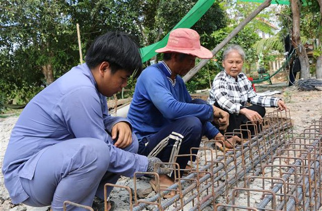 Những cụ bà ngoài 60 vẫn miệt mài xây cầu, làm đường từ thiện - Ảnh 2.