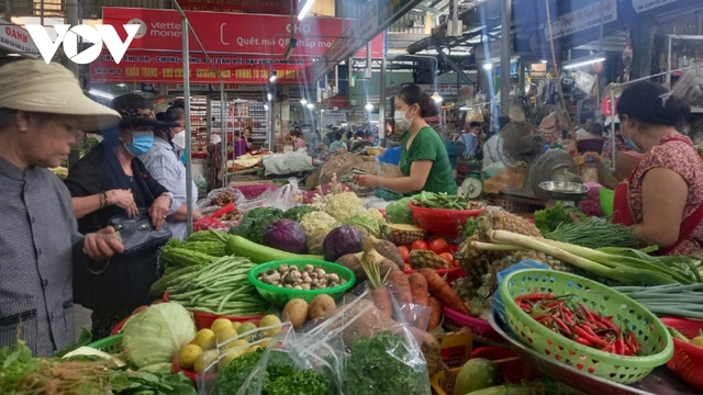 Đà Nẵng: Người dân đổ xô đi mua lương thực, thực phẩm dự trữ - Ảnh 1.