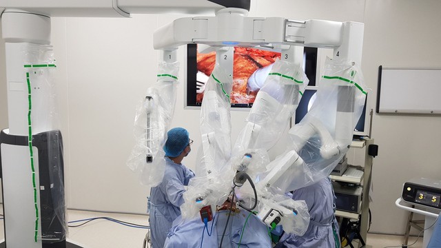 Bệnh viện đầu tiên tại Việt Nam phẫu thuật robot cắt tuyến giáp qua tiền đình miệng  - Ảnh 1.