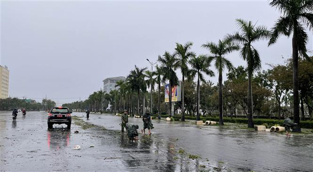 Quảng Nam: Người dân bắt đầu dọn dẹp, khắc phục hậu quả bão số 4 - Ảnh 6.