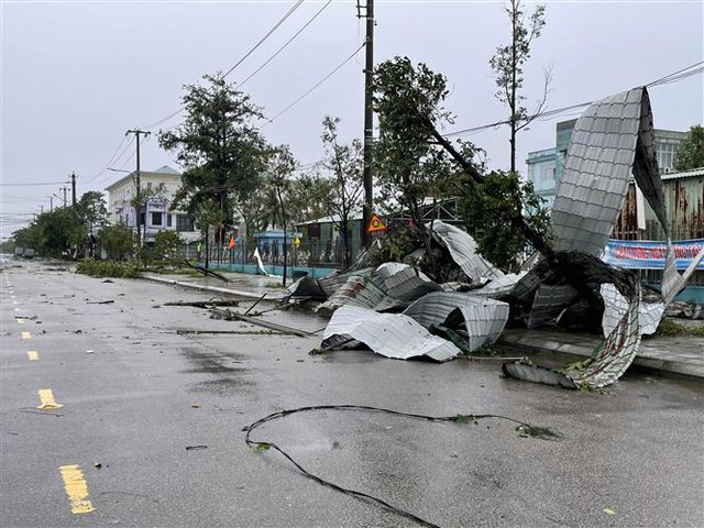Quảng Nam: Người dân bắt đầu dọn dẹp, khắc phục hậu quả bão số 4 | VTV.VN