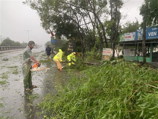 PTTg Lê Văn Thành: Nhanh chóng thống kê thiệt hại do bão số 4 để có biện pháp hỗ trợ kịp thời - Ảnh 2.