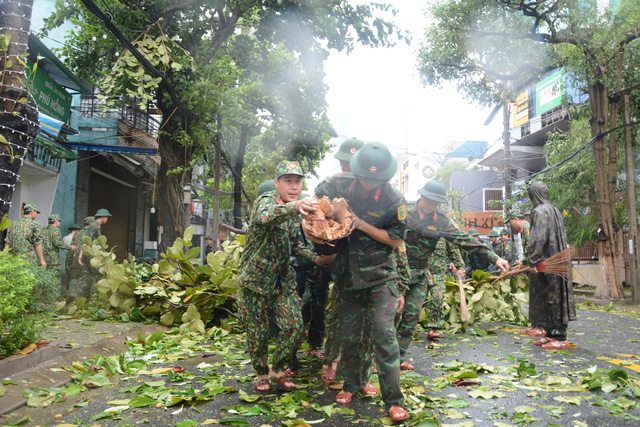 Cây xanh ngã đổ ngổn ngang trên đường phố Đà Nẵng sau khi bão số 4 đổ bộ  - Ảnh 4.