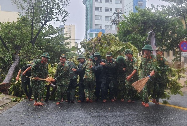 Cây xanh ngã đổ ngổn ngang trên đường phố Đà Nẵng sau khi bão số 4 đổ bộ  - Ảnh 5.