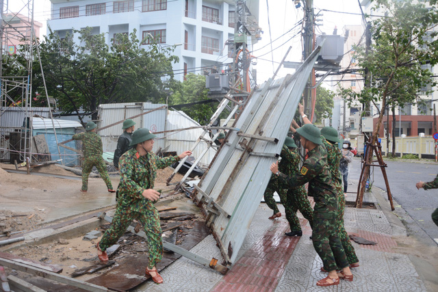 Cây xanh ngã đổ ngổn ngang trên đường phố Đà Nẵng sau khi bão số 4 đổ bộ  - Ảnh 6.