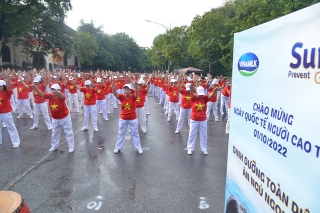 Vinamilk đồng hành cùng 2.000 người cao tuổi Hà Nội trong sự kiện đồng diễn thể dục dưỡng sinh - Ảnh 1.