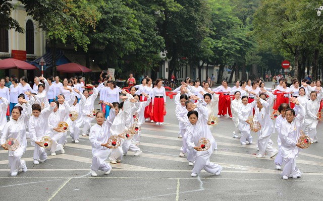Vinamilk đồng hành cùng 2.000 người cao tuổi Hà Nội trong sự kiện đồng diễn thể dục dưỡng sinh - Ảnh 2.